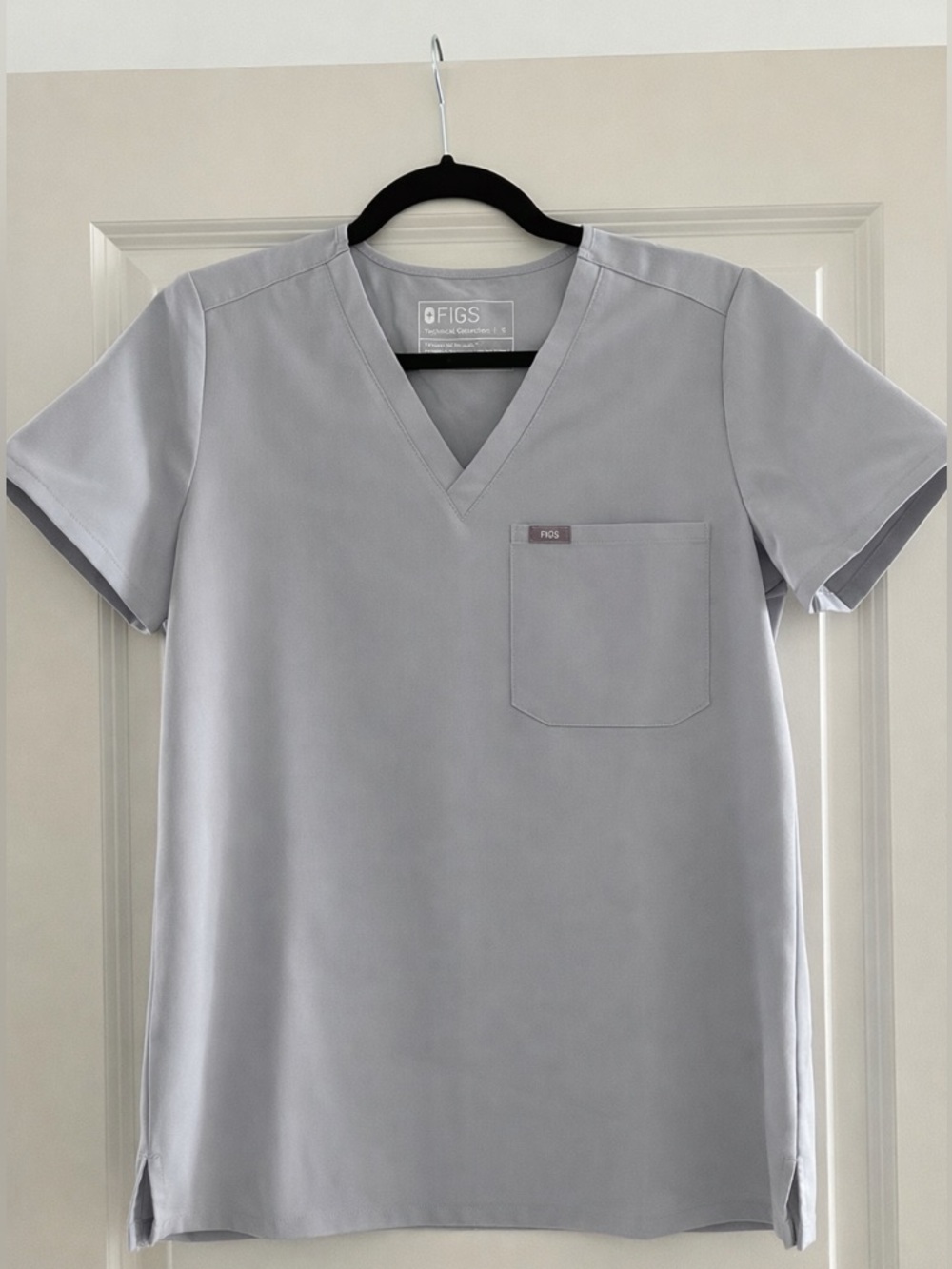 FIGS Technical Collection V-Neck Scrub Top – Light Gray – Small